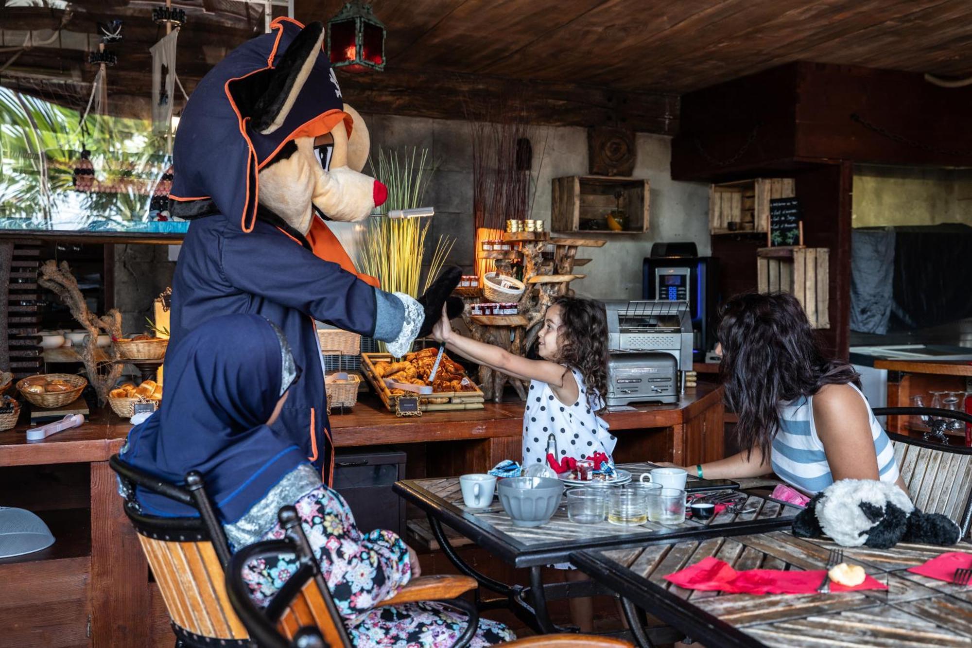 Hotel Pirates World Agde Bagian luar foto